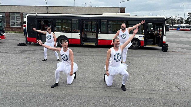 Řidiči brněnského dopravního podniku se představují jako baleťáci.