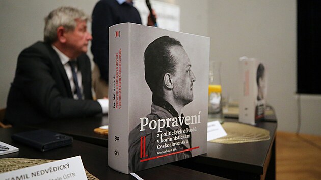 Mohutná publikace se skládá ze čtyř svazků. Má rozsah asi čtyři tisíce stran a obsahuje 2,5 tisíce dobových dokumentů a fotografií.