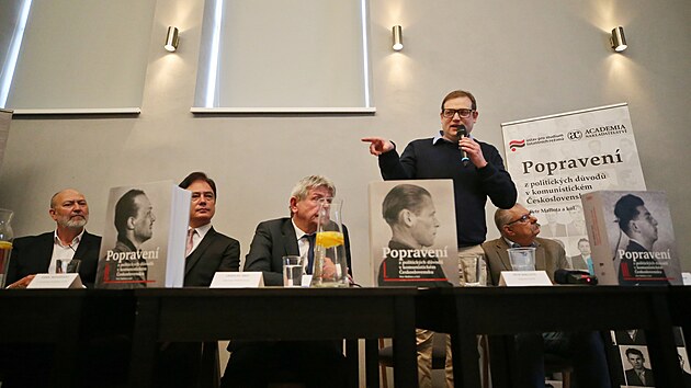 Historik Petr Mallota byl hlavním editorem nově vydané rozsáhlé monografie Popravení, kterou ve čtvrtek odpoledne v Pelhřimově představili zástupci Ústavu pro studium totalitních režimů.