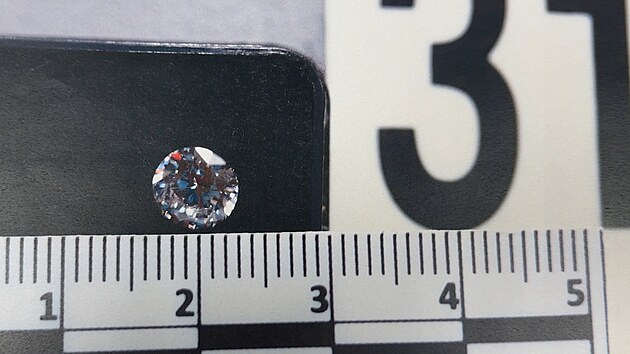 Gang podváděl zámožné lidi, nabízel šperky a diamanty