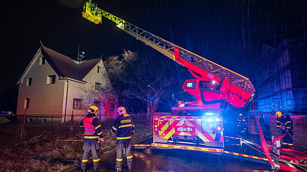 Hasiči zasahovali v noci u požáru střechy domu v Ostravě-Vítkovicích, kterou zapálil úder blesku.