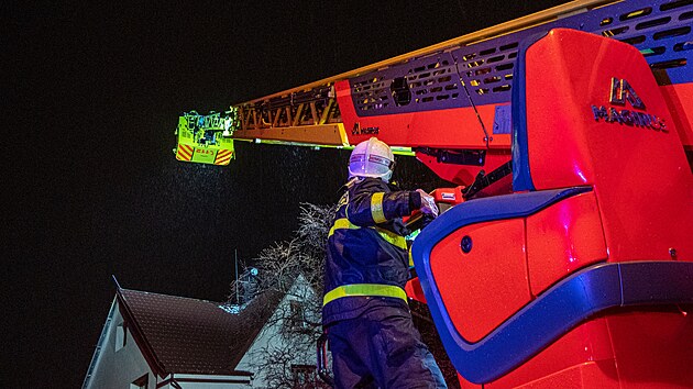 Hasiči zasahovali v noci u požáru střechy domu v Ostravě-Vítkovicích, kterou zapálil úder blesku.