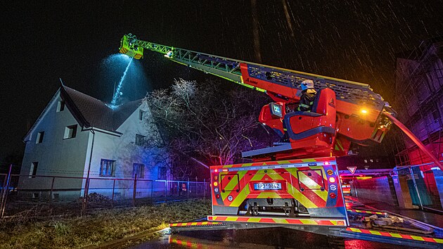 Hasiči zasahovali v noci u požáru střechy domu v Ostravě-Vítkovicích, kterou zapálil úder blesku.
