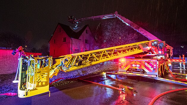 Hasiči zasahovali v noci u požáru střechy domu v Ostravě-Vítkovicích, kterou zapálil úder blesku.