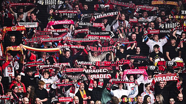 Fanoušci Hradce Králové během sedmého čtvrtfinálového zápasu s Mladou Boleslaví. Fanoušci Hradce Králové během sedmého čtvrtfinálového zápasu s Mladou Boleslaví.