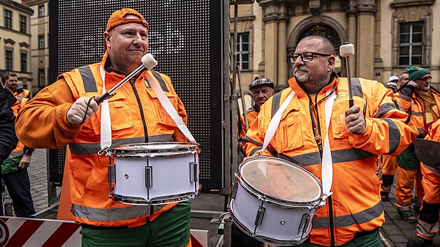 Před budovou pražského magistrátu, v níž dnes zasedají zastupitelé, demonstrují od rána zaměstnanci Pražských služeb. (27. března 2025)
