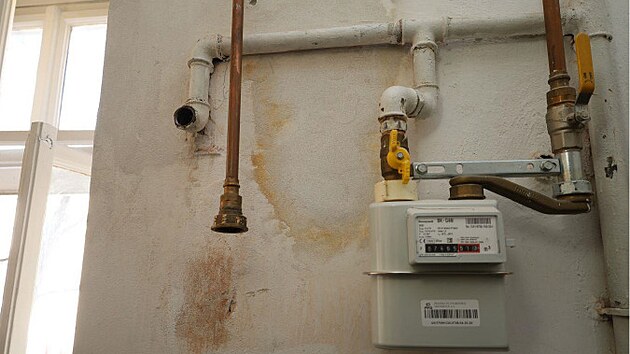 Kriminalisté zadrželi muže, který z chodby bytového domu na Praze 3 odmontoval plynoměr a z trubek nechal unikat plyn. (27. března 2025)