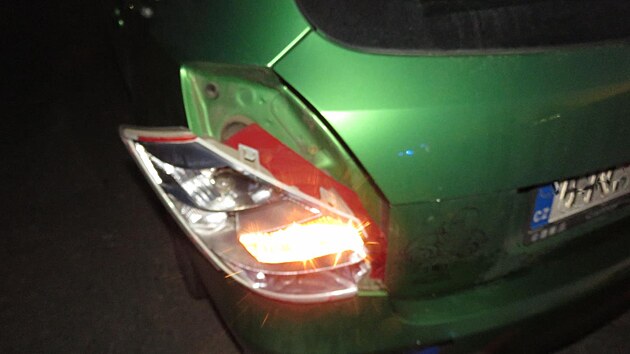 Motorkář u Sadové předjížděl kolonu aut přes zákaz, střetl se s odbočujícím osobním autem. (27. března 2025)