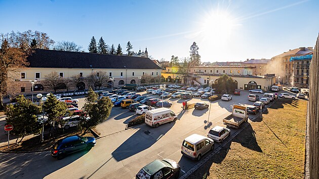 V hradeckých Gayerových kasárnech zatím parkují auta.