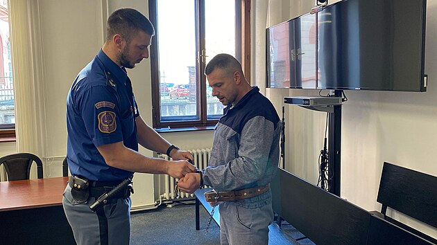 Recidivista Jiří Hájek strávil ve vězení už několik let. V pátek mu Krajský soud v Plzni vyměřil dalších 6,5 let za nedovolené ozbrojování, pokus o těžké ublížení na zdraví a za ublížení na zdraví z nedbalosti. (21. března 2025)