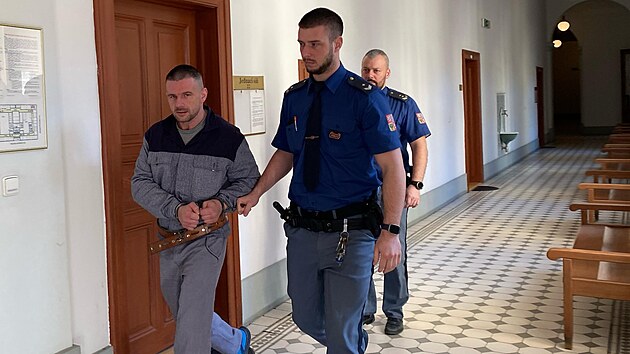 Recidivista Jiří Hájek strávil ve vězení už několik let. V pátek mu Krajský soud v Plzni vyměřil dalších 6,5 let za nedovolené ozbrojování, pokus o těžké ublížení na zdraví a za ublížení na zdraví z nedbalosti. (21. března 2025)