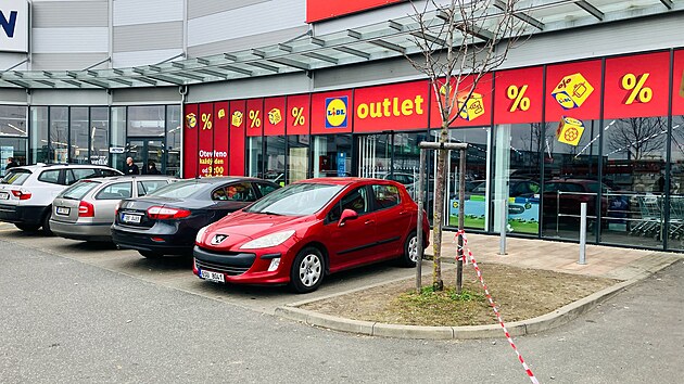V neděli dopoledne se u outletu žádné fronty netvořily. (25. března 2025)