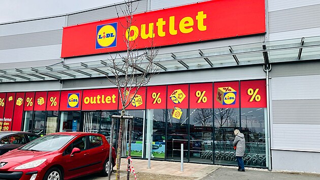 Okolí obchodu Lidl Outlet se po několika týdnech zklidnilo a fronty se tvoří jen výjimečně. (25. března 2025)