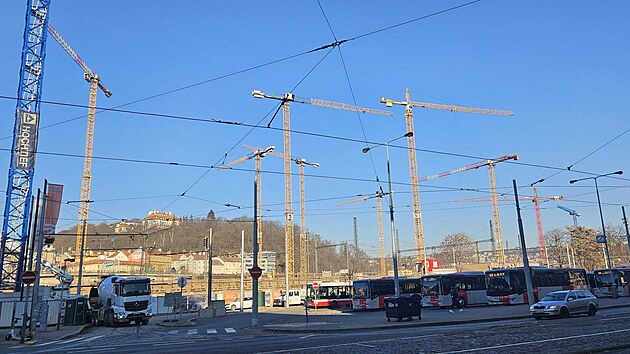 Les jeřábů na staveništi u smíchovského nádraží (20. března 2025)