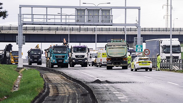 Na Pražském okruhu v úseku od ústí Lochkovského tunelu ke sjezdu na Slivenec začala v pondělí po zimní přestávce druhé polovina výměny povrchu vozovky. (31. března 2025)