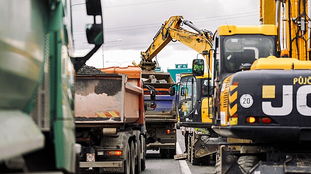 Na Pražském okruhu v úseku od ústí Lochkovského tunelu ke sjezdu na Slivenec začala v pondělí po zimní přestávce druhé polovina výměny povrchu vozovky. (31. března 2025)