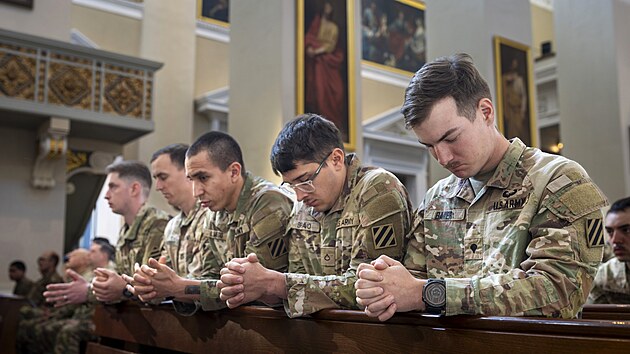 Američtí vojáci se účastní mše svaté v katedrální bazilice ve Vilniusu v Litvě za čtyři americké vojáky, kteří se ztratili během cvičení Spojených států na cvičišti Pabrade. (30. března 2025)