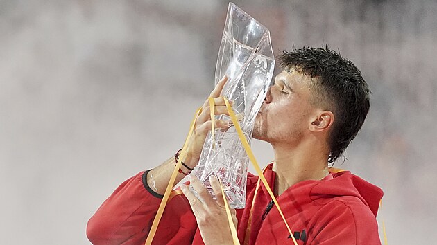 Jakub Menšík líbá trofej pro šampiona turnaje v Miami.