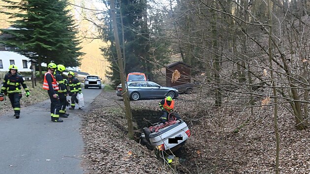 Řidič po několikakilometrové honičce skončil s autem na střeše.