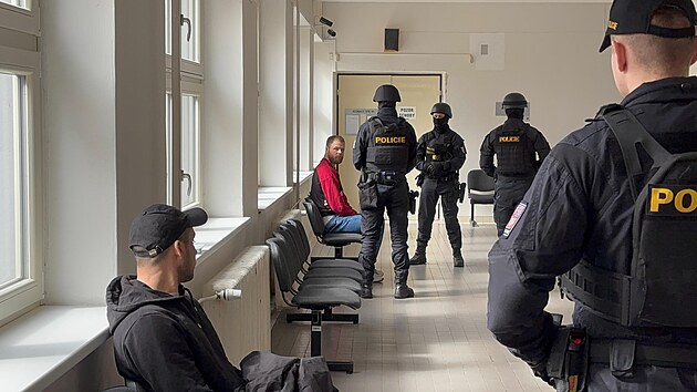 Policejní eskorta přivedla dva obviněné muže ze sobotní rvačky k pardubickému okresnímu soudu, který rozhoduje o vazbě. Oba jsou podezření, že mají podíl na smrti muže. (31. března 2025)