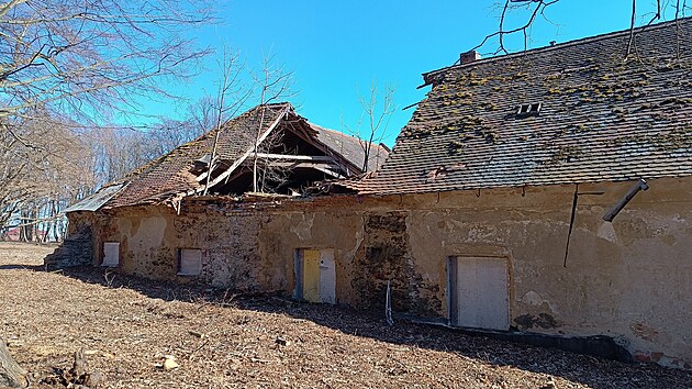 Výrazně poškozené jsou zejména hospodářské budovy. Střecha je na několika místech propadlá, zdi jsou pobořené, v rozvalinách rostou dřeviny.