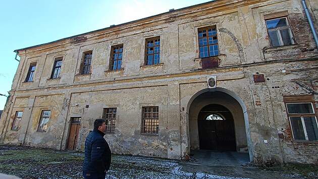 Košetický zámek z nádvoří. V budoucnu by mohl sloužit třeba jako hotel, domov pro seniory, obytná budova či pro kancelářské účely. Možností je i podle starosty obce Zdeňka Sovky mnoho.