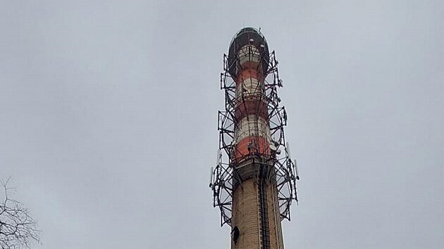 Žena leze na komín hradecké nemocnice.