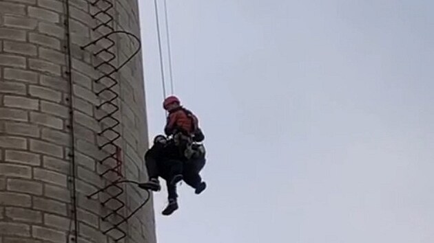 Žena vylezla na komín hradecké nemocnice, zachránili ji hasiči. (30. března 2025)