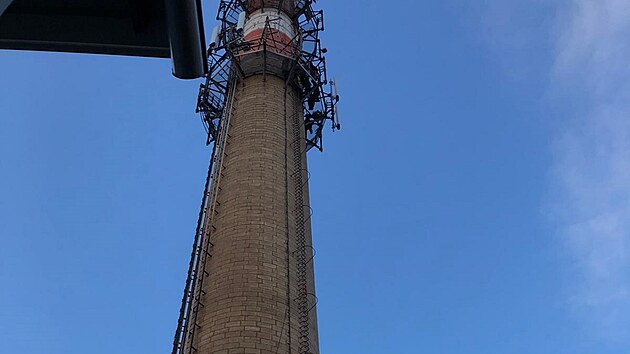 Žena vylezla na komín hradecké nemocnice, zachránili ji hasiči. (30. března 2025)