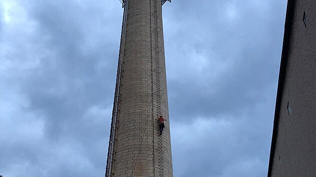 Žena vylezla na komín hradecké nemocnice, zachránili ji hasiči. (30. března 2025)