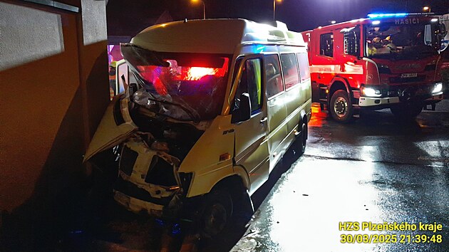Cizinec, který v neděli večer naboural mikrobus v Plzni Křimicích nadýchal, navíc měl pozitivní test na kokain. (30. března 2025)