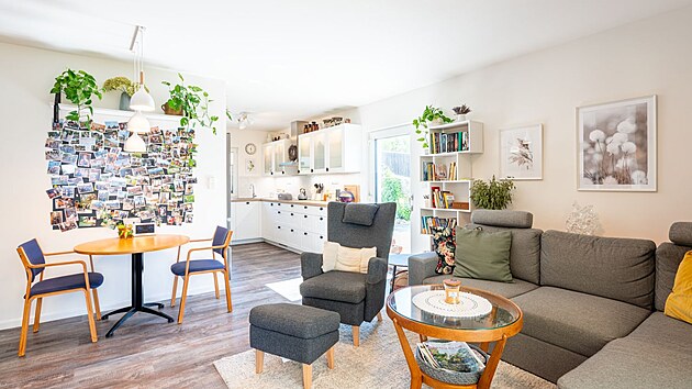 Tradiční propojení kuchyně s jídelnou a obývacím pokojem
prostě funguje.