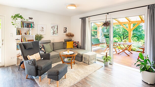 Propojení se zahradou je maximalizováno oknem v posuvném rámu.