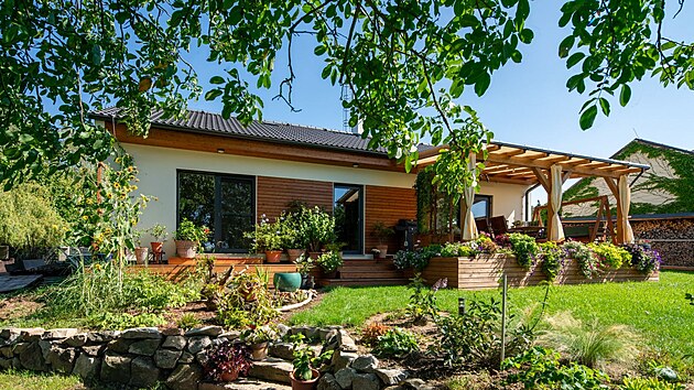 Při pohledu na bujně rostoucí zeleň se ani nechce věřit, že ještě před rokem tu bylo staveniště.