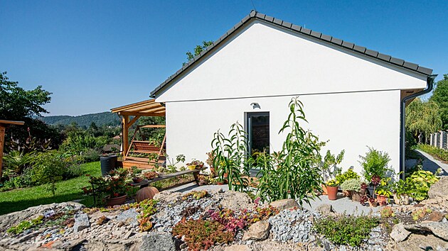 Skalka i záhonky jsou chloubou paní domu.