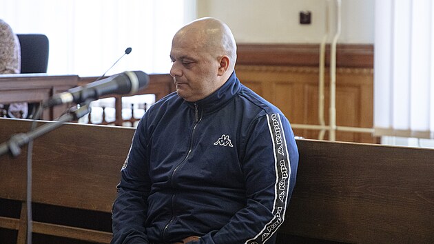Michal V., obžalovaný z pokusu o vraždu bývalé přítelkyně, u Krajského soudu v Brně. (9. dubna 2025)