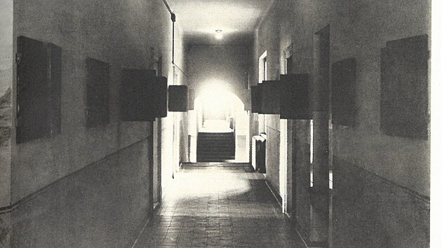 Chodba v blíže neurčeném bloku Kounicových kolejí, kde probíhalo mučení gestapa.