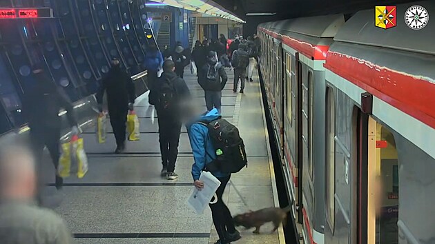 Sprejeři zamkli cestující, postříkali metro, pak zmizeli v tunelu.