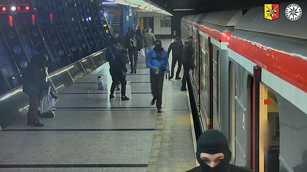 Sprejeři zamkli cestující, postříkali metro, pak zmizeli v tunelu.