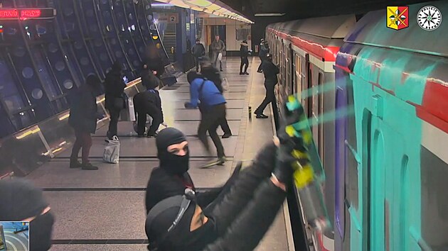 Sprejeři zamkli cestující a postříkali metro, pak zmizeli v tunelu.