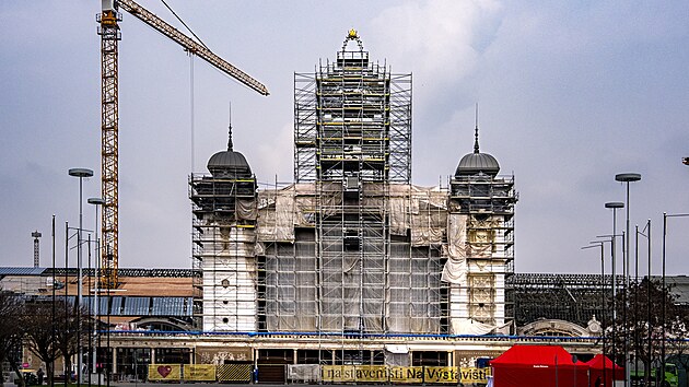 V pražském Průmyslovém paláci ve svižném tempu gradují práce na jeho rekonstrukci a dostavbě levého křídla. (25. březen 2025)