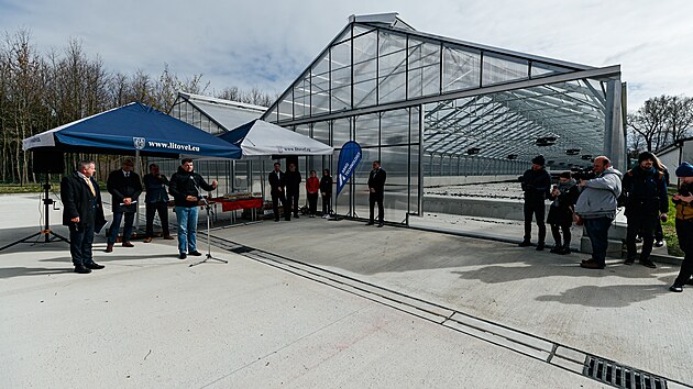 Dvě odvětrávané haly solární sušárny kalů vyrostly na periferii města Litovel v areálu čistírny odpadních vod. Kal do nich dodávají šnekové dopravníky, speciální stroj s lopatkami jej přehrabuje a zbavuje vlhkosti, jež je odvětrávána i se zápachem pomocí ventilátorů.