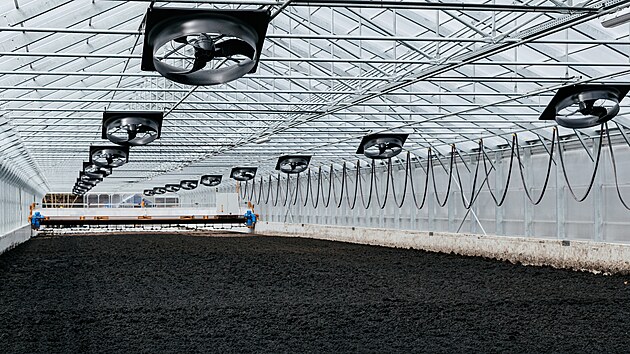 Dvě odvětrávané haly solární sušárny kalů vyrostly na periferii města Litovel v areálu čistírny odpadních vod. Kal do nich dodávají šnekové dopravníky, speciální stroj s lopatkami jej přehrabuje a zbavuje vlhkosti, jež je odvětrávána i se zápachem pomocí ventilátorů.