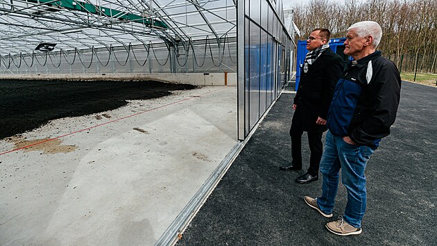 Dvě odvětrávané haly solární sušárny kalů vyrostly na periferii města Litovel v areálu čistírny odpadních vod. Kal do nich dodávají šnekové dopravníky, speciální stroj s lopatkami jej přehrabuje a zbavuje vlhkosti, jež je odvětrávána i se zápachem pomocí ventilátorů.