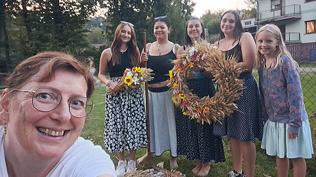 Starší členky Doudlebánku připravují pod vedením Mirky Dušákové věnec na Doudlebské dožínky.