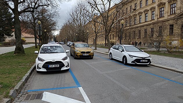 í V jednosměrné ulici Jana Masaryka před jihlavským gymnáziem a kinem Dukla už došlo ke změně způsobu parkování – svislá místa nahradila po obou stranách ulice podélná.