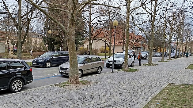 í V jednosměrné ulici Jana Masaryka před jihlavským gymnáziem a kinem Dukla už došlo ke změně způsobu parkování – svislá místa nahradila po obou stranách ulice podélná.