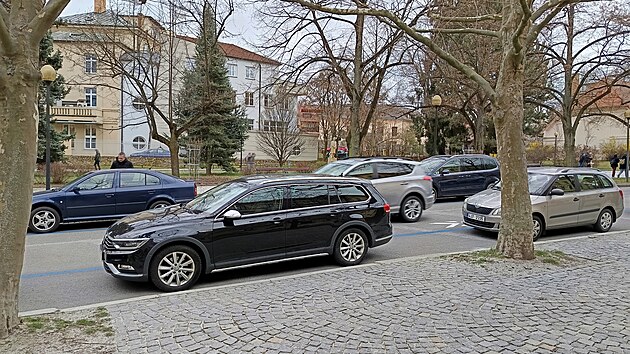 í V jednosměrné ulici Jana Masaryka před jihlavským gymnáziem a kinem Dukla už došlo ke změně způsobu parkování – svislá místa nahradila po obou stranách ulice podélná.