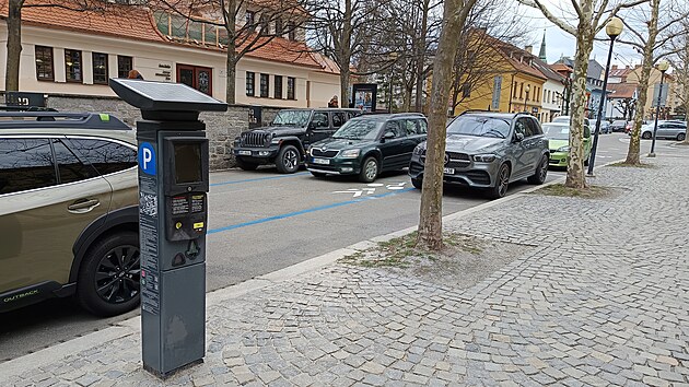 í V jednosměrné ulici Jana Masaryka před jihlavským gymnáziem a kinem Dukla už došlo ke změně způsobu parkování – svislá místa nahradila po obou stranách ulice podélná.
