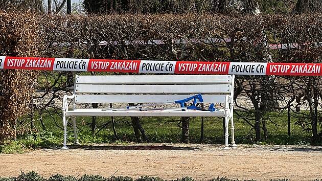 V úterý krátce po poledni na pražském Petříně ležel postřelený muž. (1. dubna 2025)